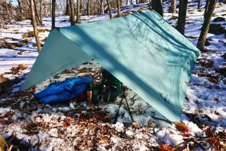 How to keep a tarp from ripping in the wind